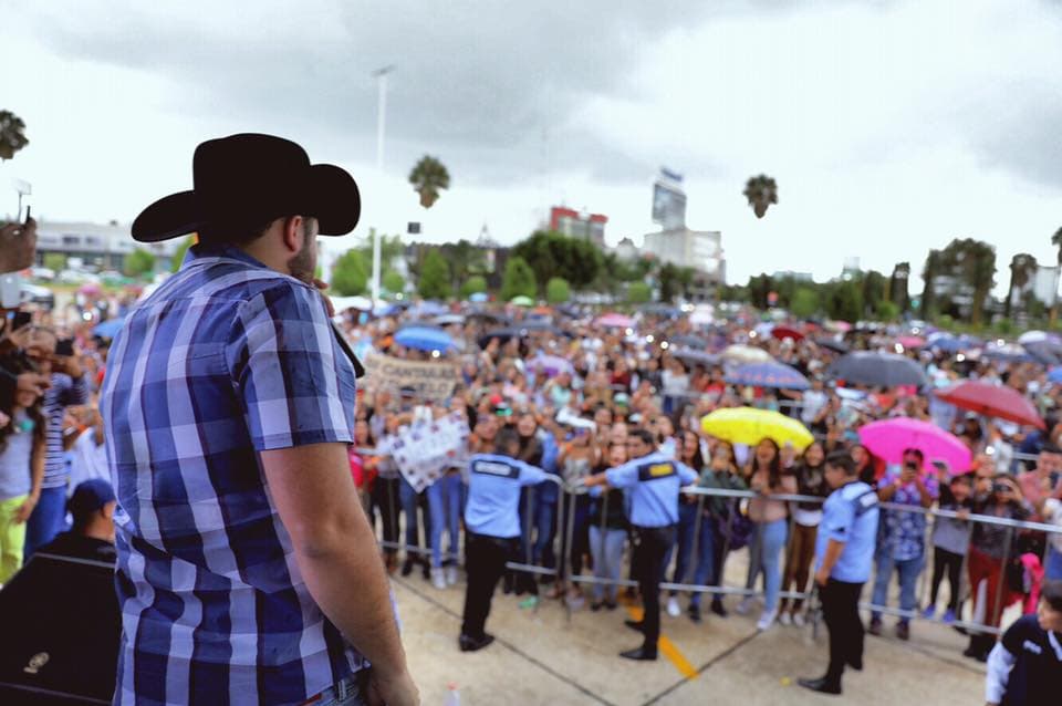 Mientras Gerardo Ortiz es nombrado persona ‘no grata’ en Jalisco, en Guanajuato lo adoran