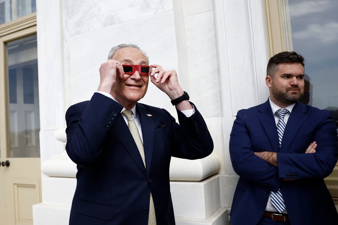 Ni los políticos como Chuk Schumer se tomaron una pausa en sus actividades para contemplar este regalo de los astros.