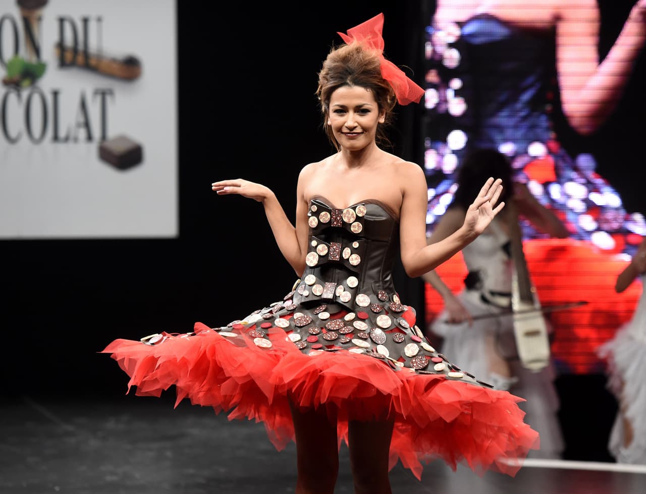 Mira todos los diseños que las presentadores de televisión, actrices y modelos francesas presentaron en el ‘The Salon du Chocolat’ y enamórate aún más del chocolate de la mano de los más grandes chocolates y diseñadores de moda.