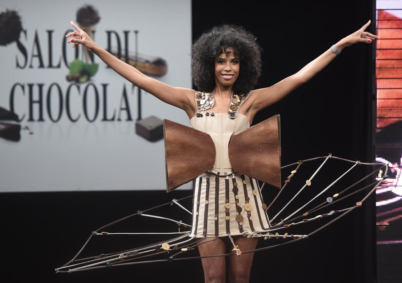 Mira todos los diseños que las presentadores de televisión, actrices y modelos francesas presentaron en el ‘The Salon du Chocolat’ y enamórate aún más del chocolate de la mano de los más grandes chocolates y diseñadores de moda.