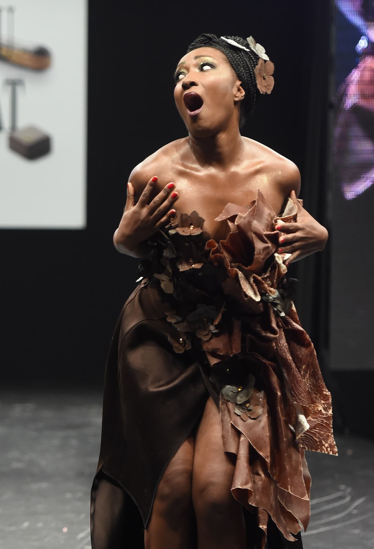 Mira todos los diseños que las presentadores de televisión, actrices y modelos francesas presentaron en el ‘The Salon du Chocolat’ y enamórate aún más del chocolate de la mano de los más grandes chocolates y diseñadores de moda.