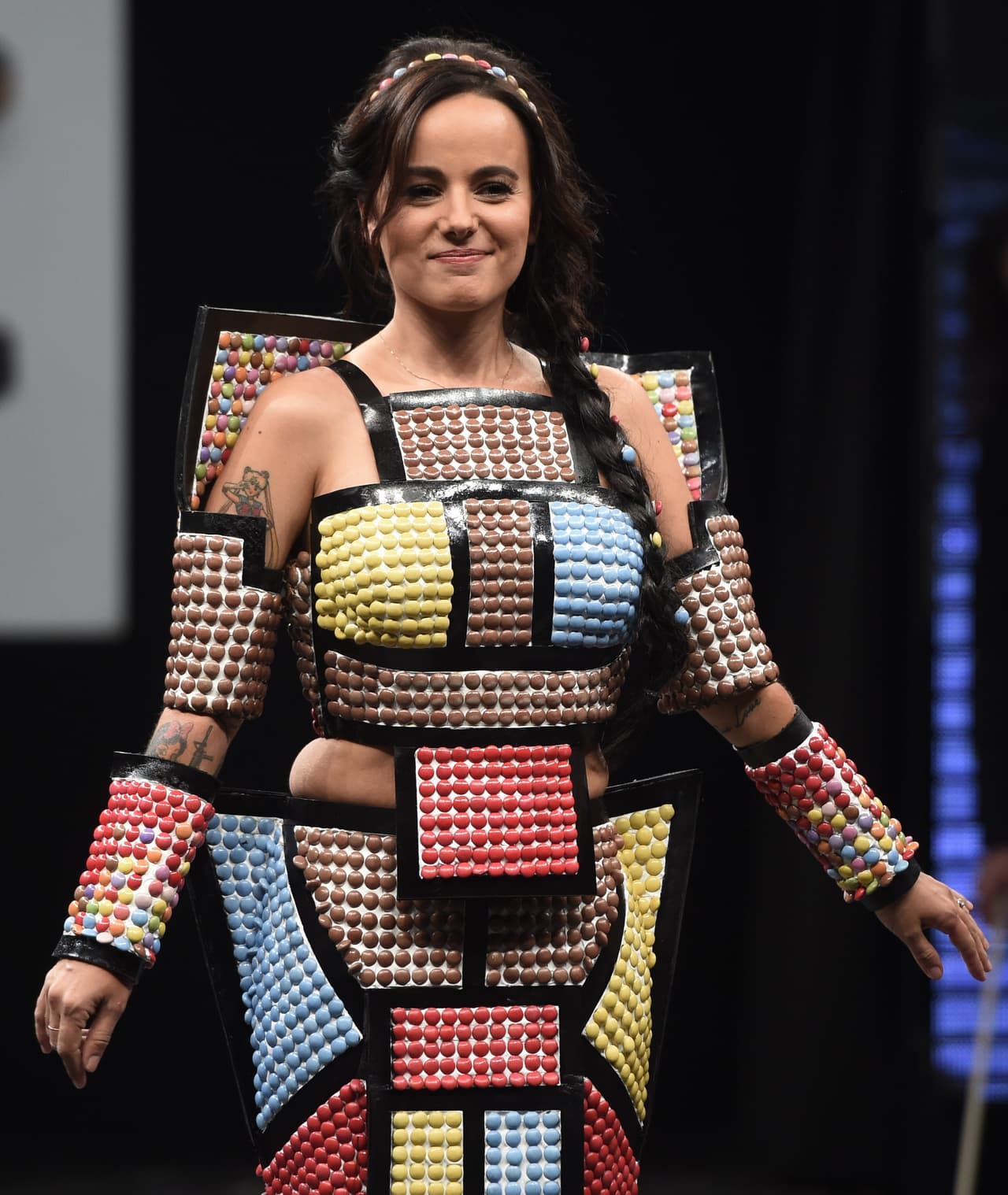 Algunos diseñadores incluyeron caramelos incrustados en el chocolate, y seguro muchos asistentes se morían por quitarle el vestido a la cantante francesa Alizee.