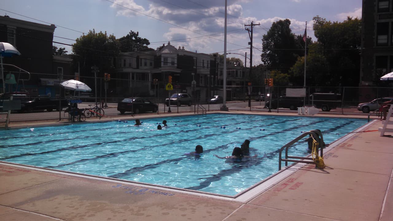<a href="https://www.phila.gov/parks-rec-finder/#/location/5ad61704db3a3d4b26b4fb93">Athletic Recreation Center Pool: </a>Esta es la única piscina de la ciudad con toboganes. Entonces, en una ciudad donde bucear, correr, saltar e incluso flotar es un comportamiento de piscina prohibido, vale la pena echarle un vistazo a esta piscina del norte de Filadelfia, una de las más antiguas de la ciudad. 📍 
<a href="https://www.google.com/maps/place/1401+N+26th+St,+Philadelphia,+PA+19121/@39.9776037,-75.1800429,17z/data=!3m1!4b1!4m5!3m4!1s0x89c6c7bf60887255:0x6acfcf0f127d67bb!8m2!3d39.9775996!4d-75.1778542">1401-55 N. 26th St.</a>