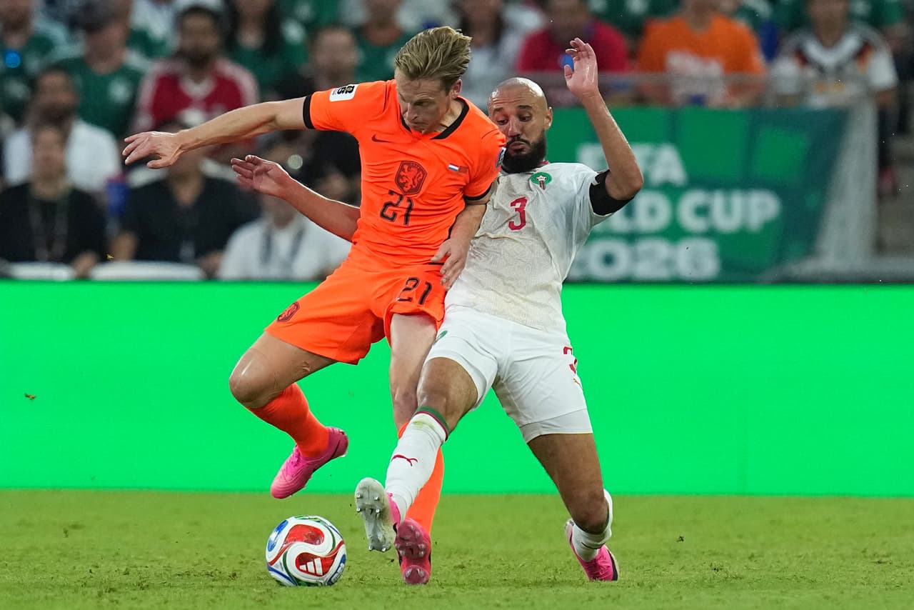 Frenkie de Jong (21), de los Países Bajos, y Noussair Mazraoui (3), de Marruecos, disputan el balón durante el partido de dieciseisavos de final de la Copa del Mundo entre los Países Bajos y Marruecos en Guadalupe, cerca de Monterrey, México, el lunes 29 de junio de 2026.