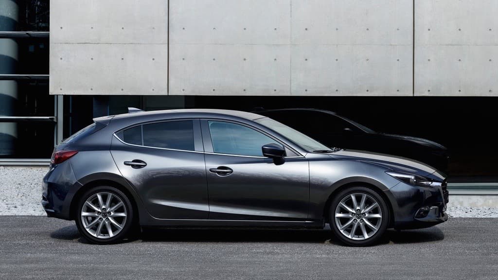 <b>Mazda3</b>: Quienes nos siguen ya estarán cansados de oírnos escribir y decir lo buen auto que es el Mazda3, nuestro compacto regular favorito. Aún así sus posibilidades de ventas menguan como las de un maní salado de ser elegido en una bandeja de bombones de chocolate.