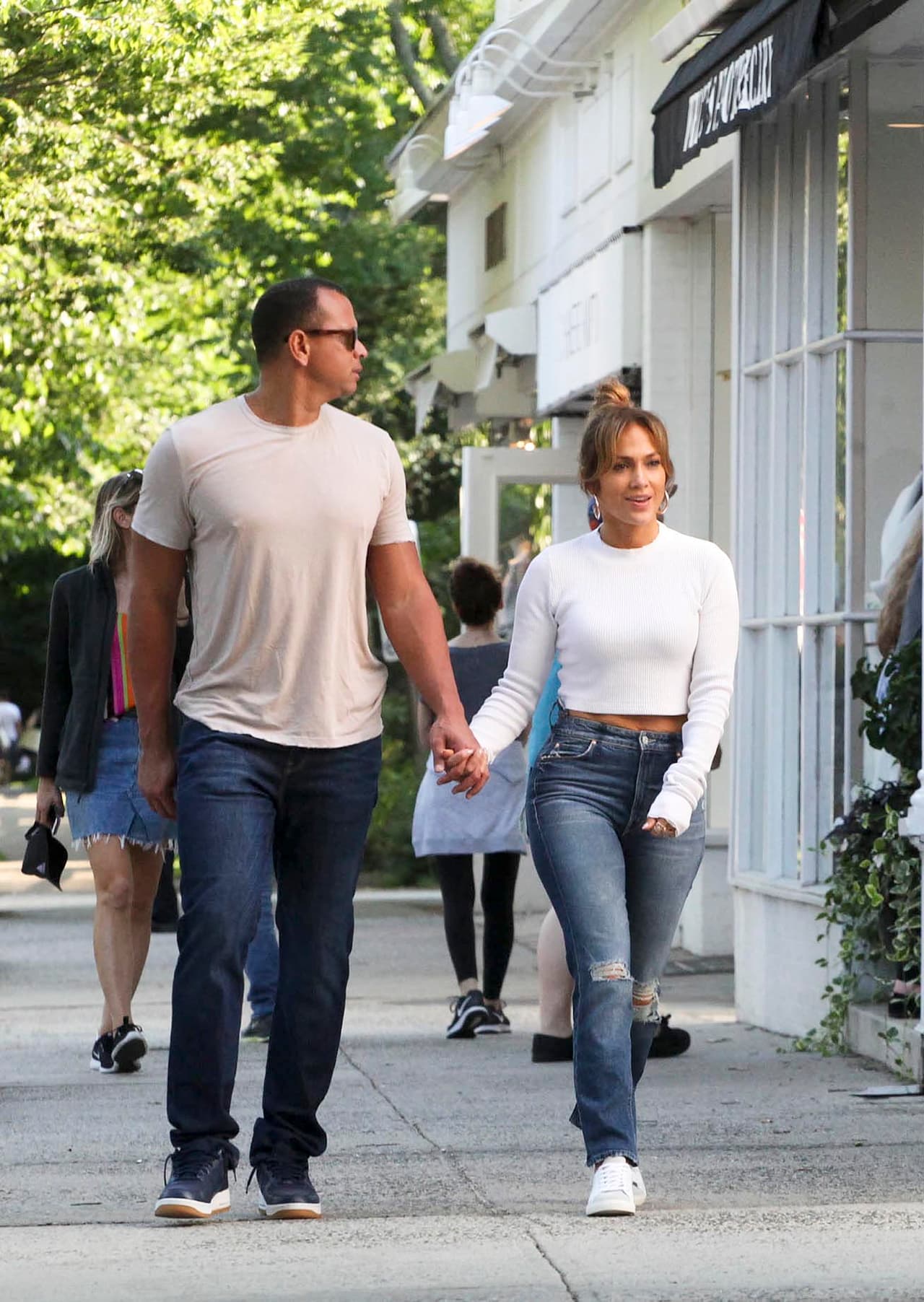 Jennifer López no dejó de mostrar su mejor cara a los fans que la reconocían.