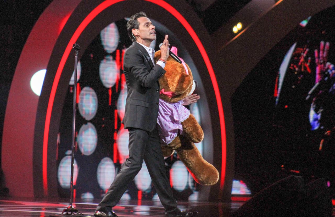 El astro de la salsa siguió cantando y unos segundos después bromeó diciendo: “Pesa más que yo”.