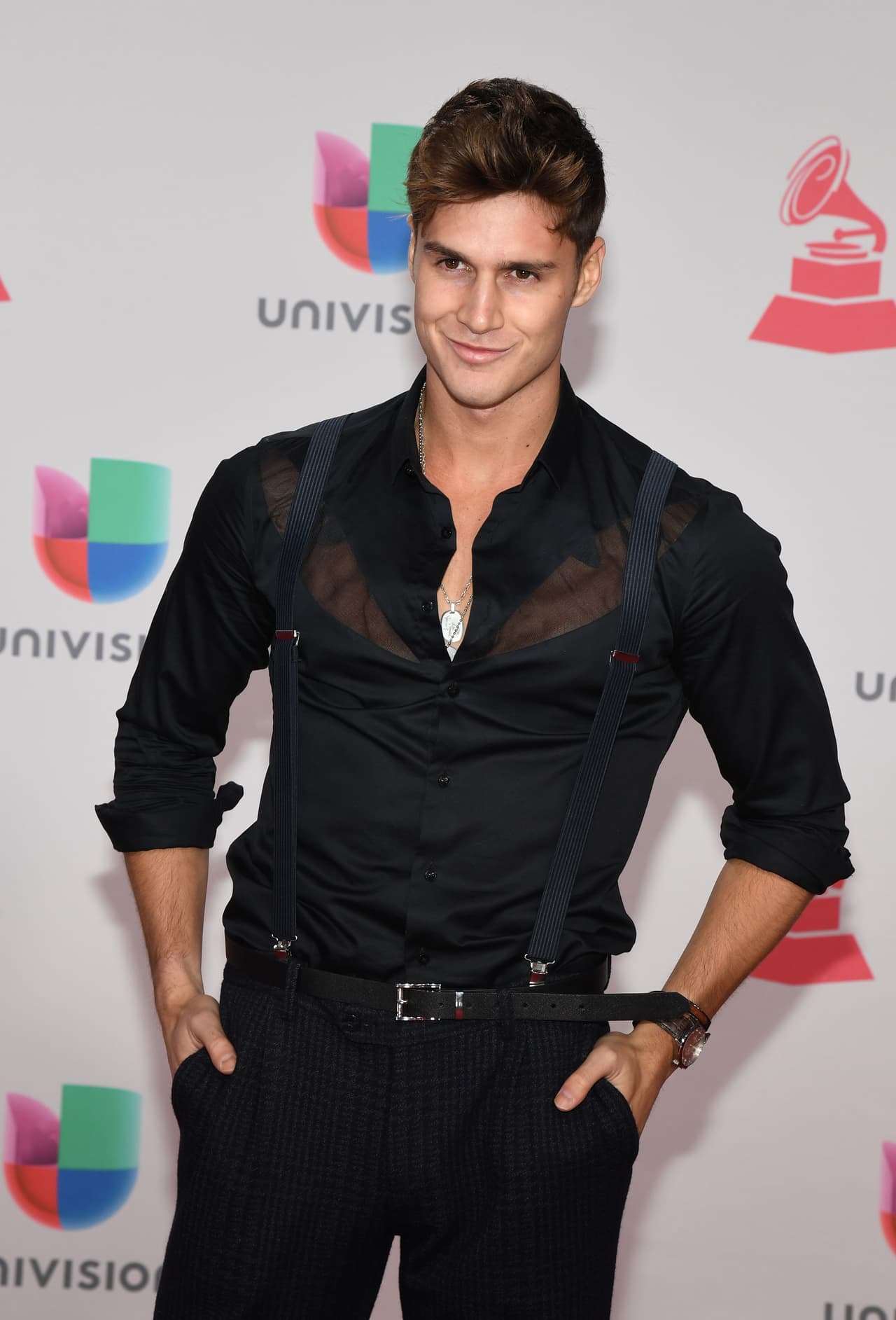 El modelo argentino Federico Dorcaz hizo una apuesta por un atuendo más casual. Usó tirantes azul oscuro, un cinturón delgado, pantalones entubados y tomó un riesgo con la camisa con transpariencias.