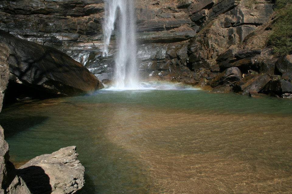 No se permite nadar, navegar, pescar o escalar en la zona de las cataratas.