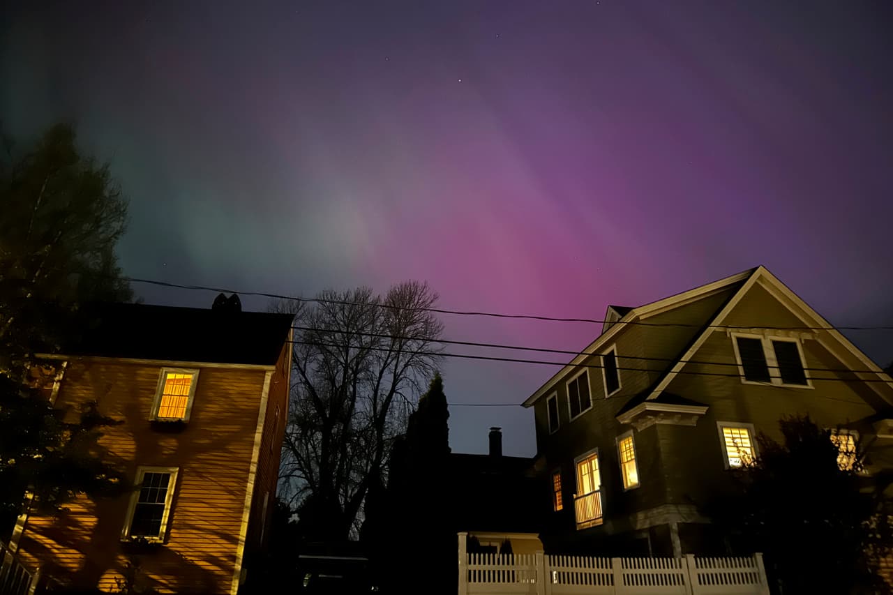 La aurora boreal brilla sobre Portsmouth, New Hampshire.