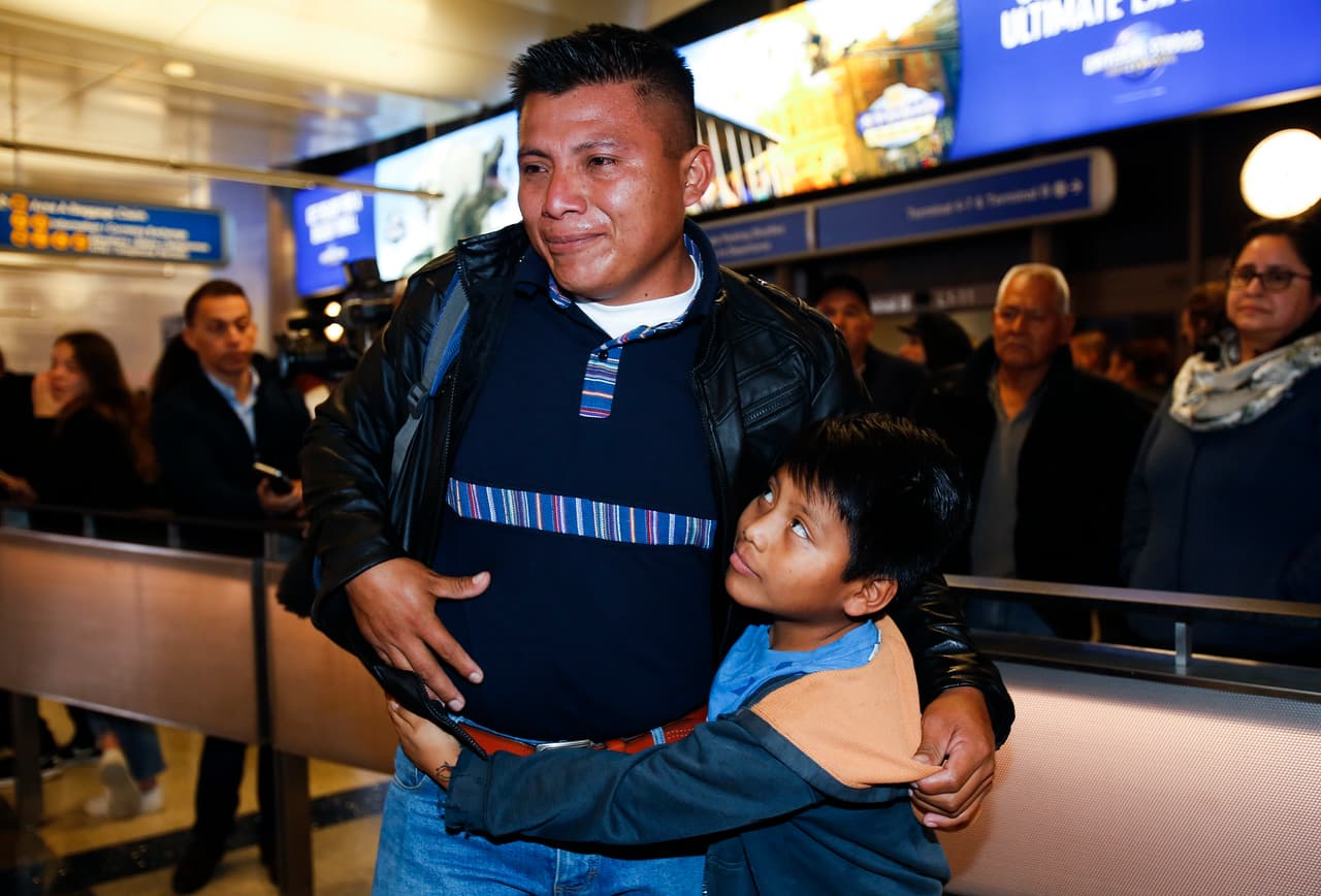 El pequeño Byron abraza a su padre mientras este comenta emocionado cuánto ha crecido su hijo todo este tiempo. "Era pequeñito. Ha crecido mucho", le dijo a su abogado, que también se encontraba con ellos.