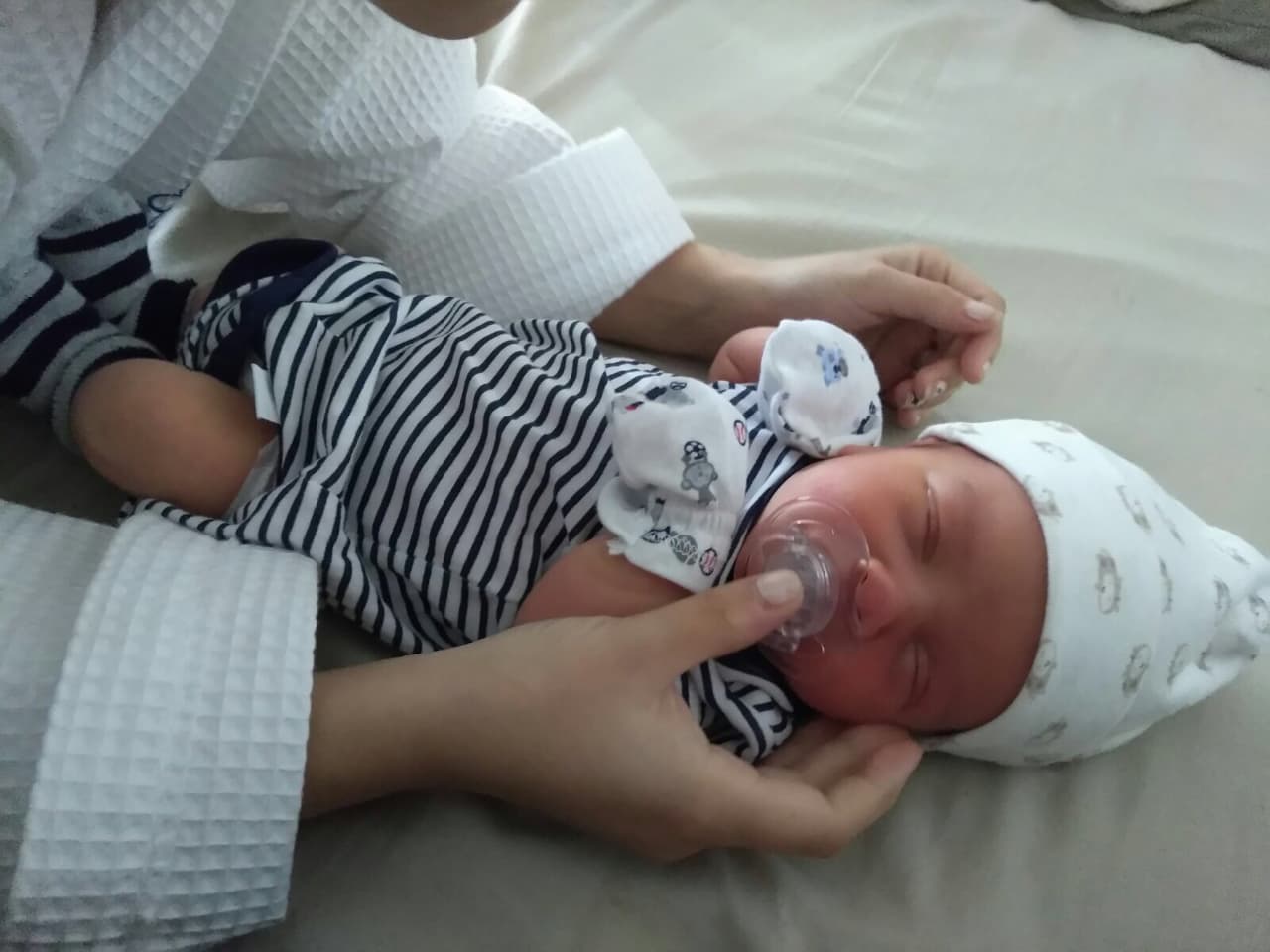 Familiares y amigos invadieron el hospital para darle la bienvenida e este angelito y Clarissa Molina fue unas de las primeras en verlo.
<br>
<br>