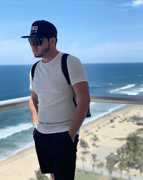 Actualmente promociona su gira 'El mundo da vueltas'.