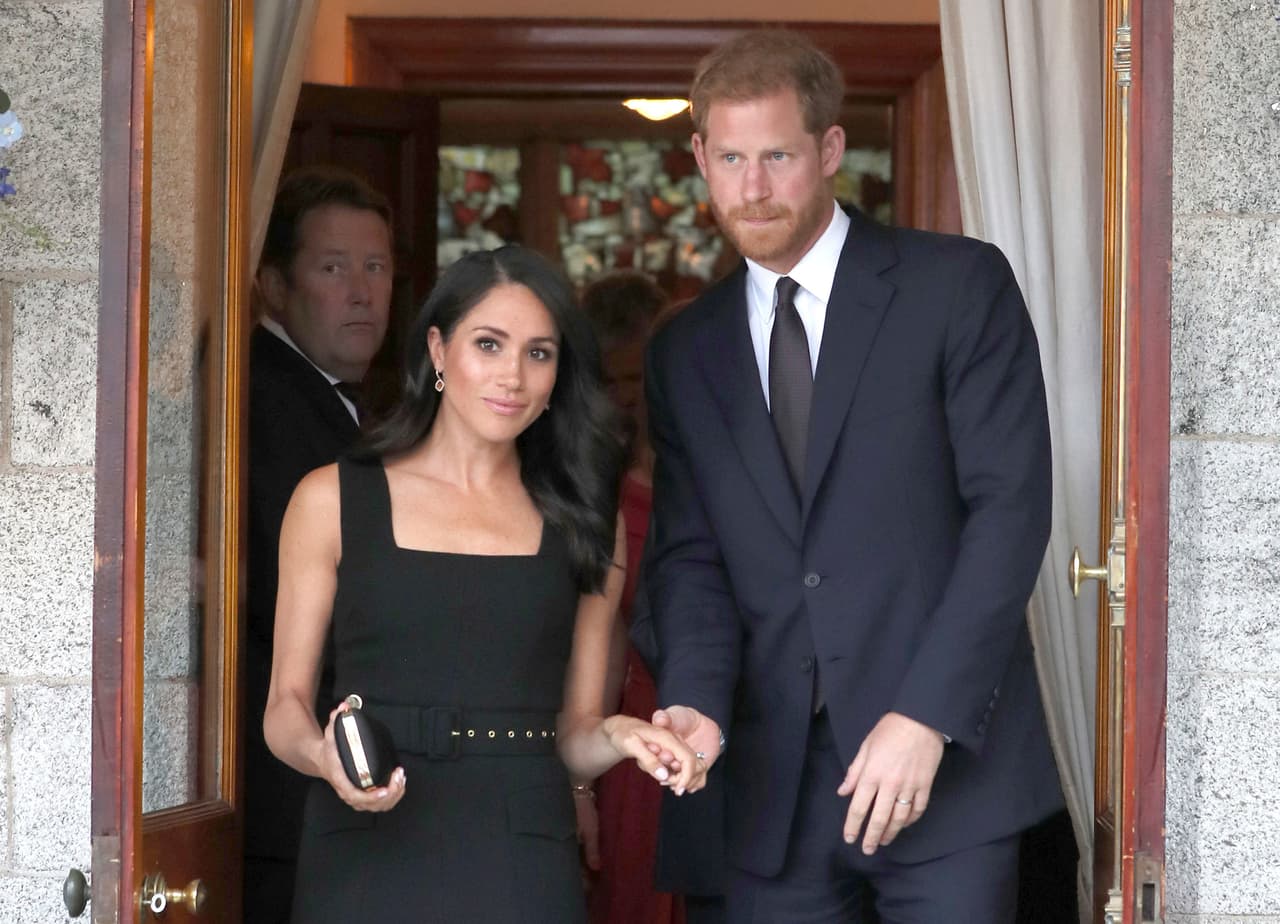 <b>10 de julio, 2018. Visita de dos días a Irlanda. </b>Para la fiesta de verano en Glencairn House, la casa del embajador en Dublin, Meghan eligió un vestido negro hecho a la medida de Emilia Wickstead con escote cuadrado, sin mangas y cinturón. Completó con unos pumps negros Deneuve de Aquazzura con lazo en el talón.