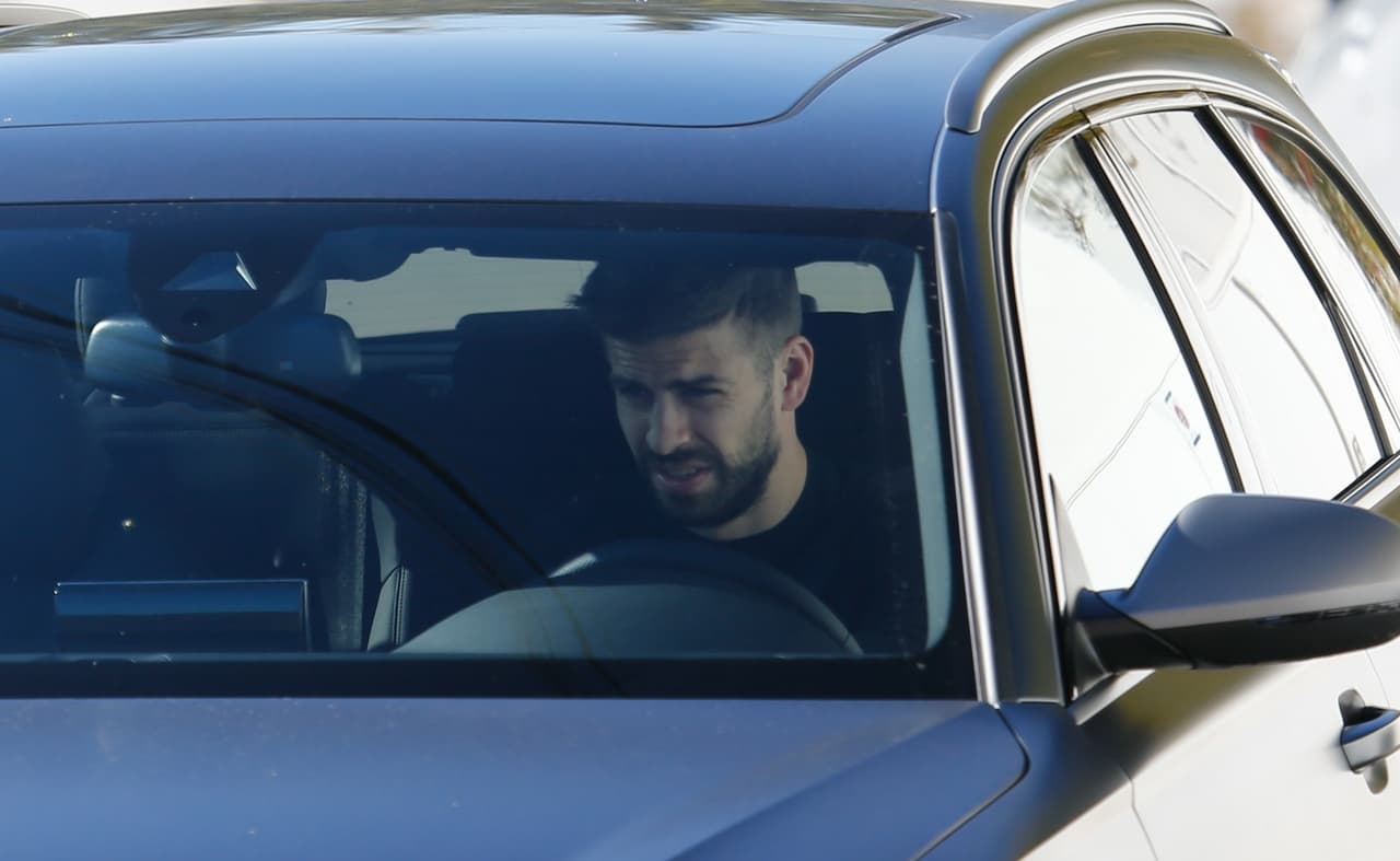 Gerard Piqué, pareja de la artista y padre de sus dos hijos, Milan y Sasha, salió del hogar después que la policía y declinó emitir comentarios.