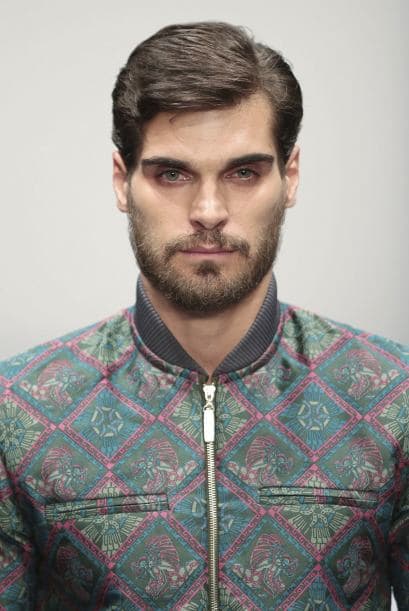 Pineda Covalin se distingue por incluir elementos de la cultura mexicana en sus prendas, y este es un claro ejemplo.