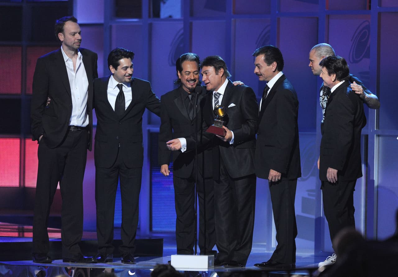 La agrupación multipremiada por La Academia de los Grammy, Los Tigres del Norte, llegarán para poner todo el sabor mexicano con su música que es reconocida a nivel internacional. Interpretarán temas como “La Puerta Negra, “La jaula de oro” y “Golpes en el Corazón”, que se transmitirán a las pantallas de los televidentes.
<br>