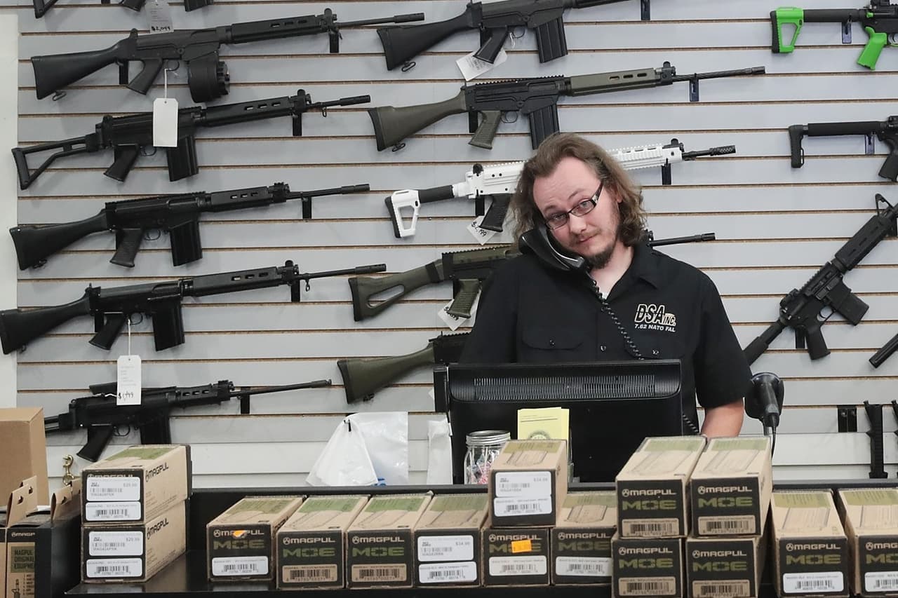 Qué tiene y qué le falta a la nueva ley de control de armamento que firmó Biden