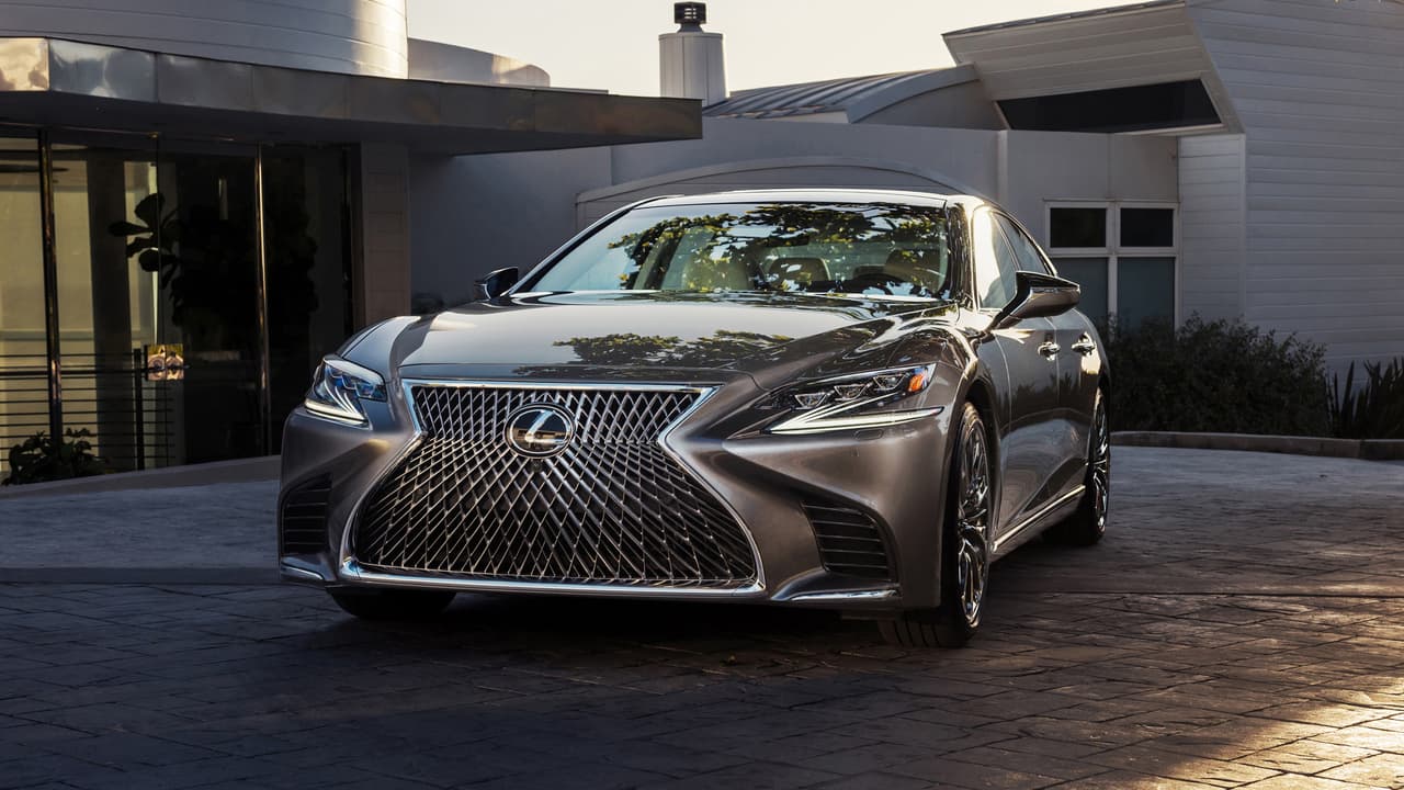 Su parrilla es más que impactante: tiene una forma de reloj de arena con textura de red radiocéntrica en torno al emblema de Lexus, que llama la atención, además de sus rebordes cromados.