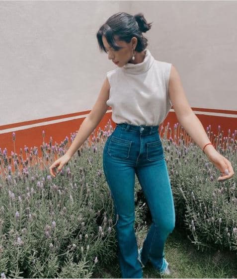 En cuanto a recogidos, aquellos que brindan volumen en la zona superior de la cabeza quedan perfectos. Con una media coleta como la de Ángela se puede mantener en su lugar el cabello.