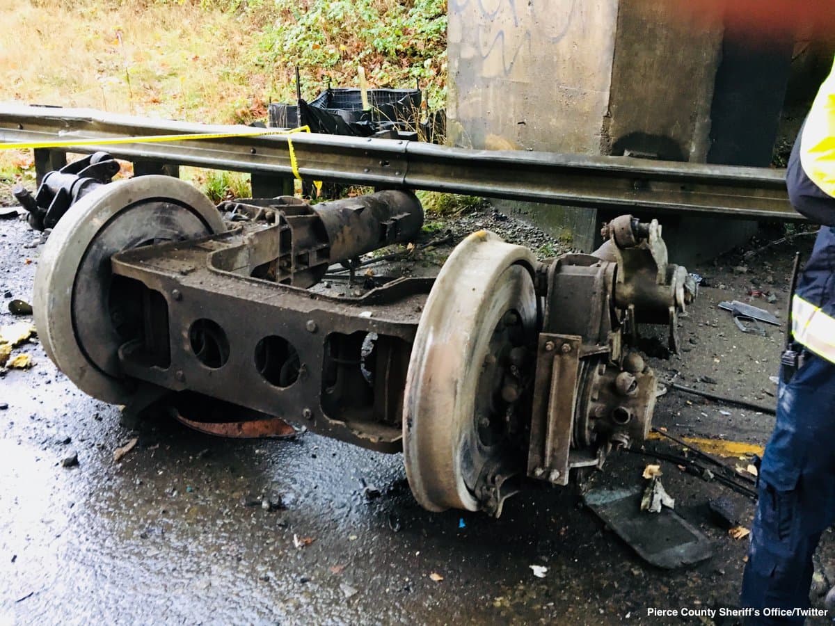 Tras lo ocurrido, las operaciones hacia el sur de Seattle fueron temporalmente suspendidas.