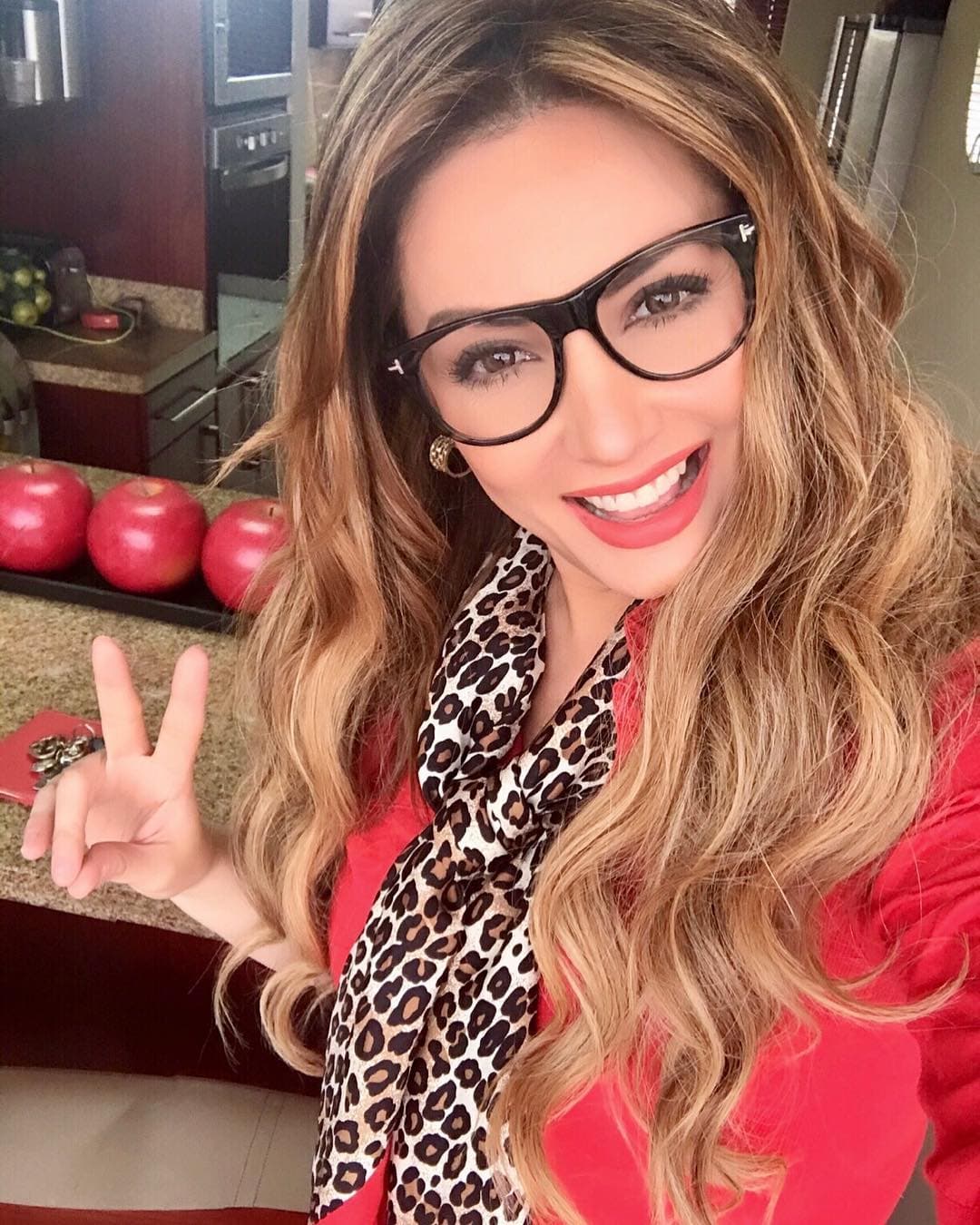 Así es como luce ahora la actriz y conductora, con el pelo completamente rubio y las facciones mucho más afiladas, levantando las sospechas de algunas cirugías plásticas en su rostro.