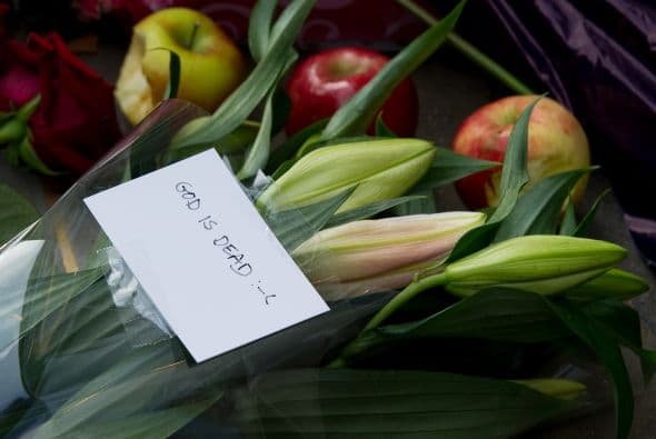 Miles de fanáticos en todo el mundo hicieron de las tiendas Apple un santuario para recordar el legado que dejó el visionario Steve Jobs.