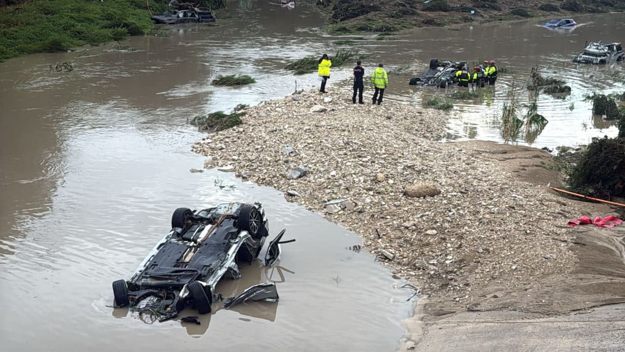 Al menos 
<b>cuatro personas murieron, 12 fueron rescatadas y otras dos continúan desaparecidas</b> luego de que sus 
<b><a href="https://www.univision.com/local/san-antonio-kwex/ante-proximas-lluvias-toma-medidas-de-seguridad-para-no-ser-victima-de-inundaciones-video">autos fueran arrastrados por la corriente del arroyo Beitel</a></b>, en el noreste de San Antonio.