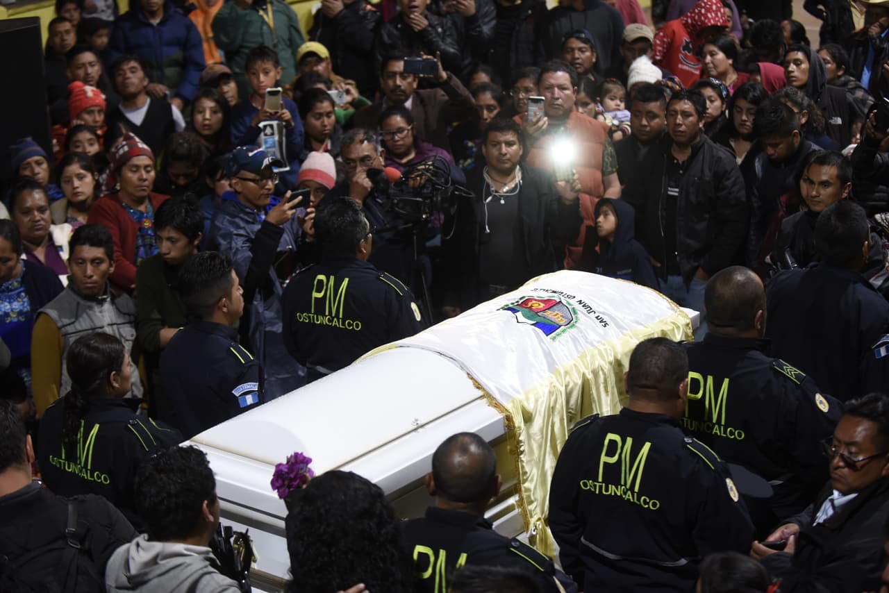 El cuerpo de Claudia Gómez es recibido por los habitantes de San Juan Ostuncalco, a unas 70 millas al oeste de la Ciudad de Guatemala