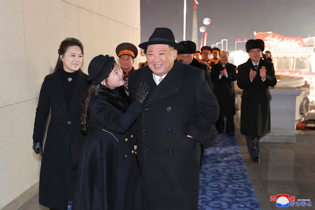 El desfile militar marcó el 75 aniversario de la fundación del Ejército Popular de Corea. Kim Jong Un llegó acompañado de su hija, 
<a href="https://www.univision.com/noticias/mundo/corea-del-norte-kim-jong-hija-en-publico-tropas-banquete-militar">Kim Ju-ae</a>, quien volvió a gozar de un lugar prominente e los actos, y su esposa, Ri Sol-ju, que aparece en la imagen en un segundo plano, a la izquierda.