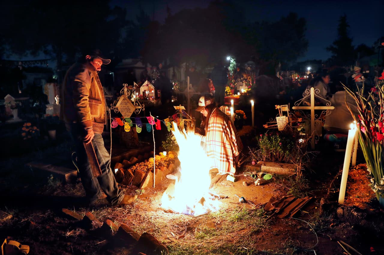 "Se cree que los espíritus andan vagando por aquí, así que nos sentimos muy contentos de reencontrarnos con nuestros muertitos", dijo a la AFP Francisco Rubio, un comunicador de 68 años que visitaba un cementerio al oeste de Ciudad México.