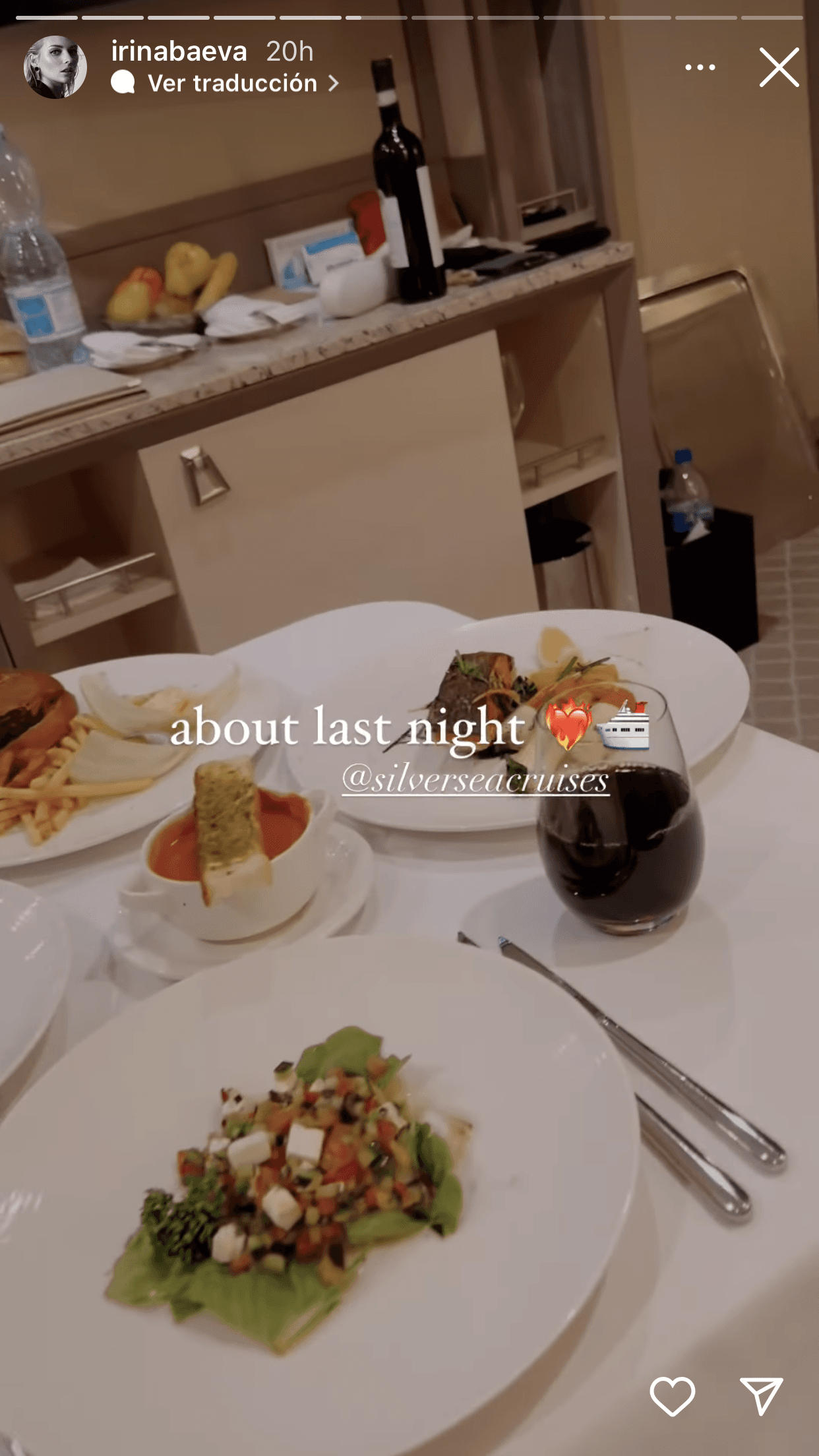 Y por la noche no pasaron por alto una lujosa cena en su habitación. 
<br>