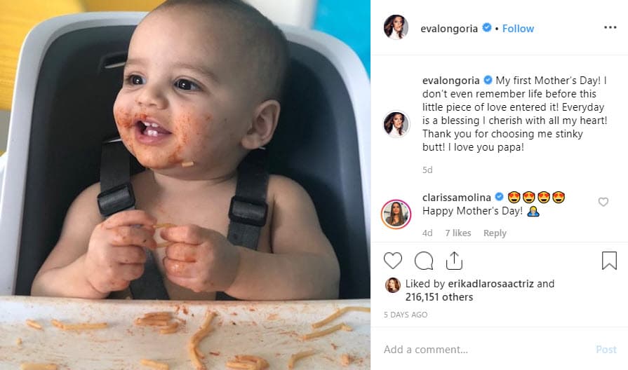 "¡Mi primer Día de la Madre! ¡Ni siquiera recuerdo la vida antes de que este pequeño pedazo de amor llegara. Todos los días es una bendición que aprecio con todo mi corazón. Gracias por elegirme mi 'trasero apestoso' ¡Te amo papá!".
<br>