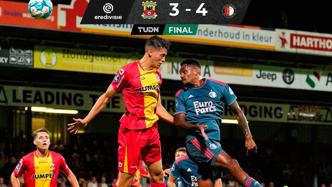 Santi Giménez ve desde la banca remontada del Feyenoord 