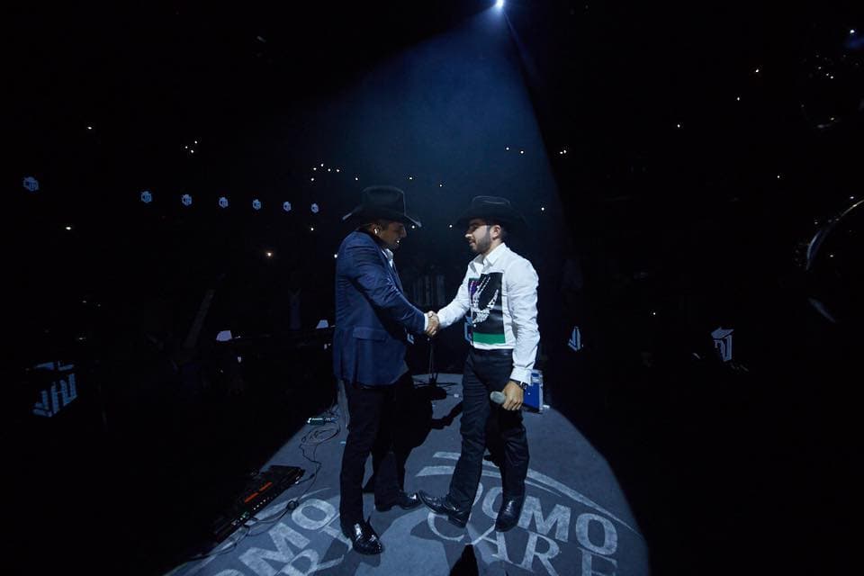 Hubo varias sorpresas, entre ellas que Joss Favela subió a cantar a dueto con Julión la canción 'Te hubieras ido antes'.