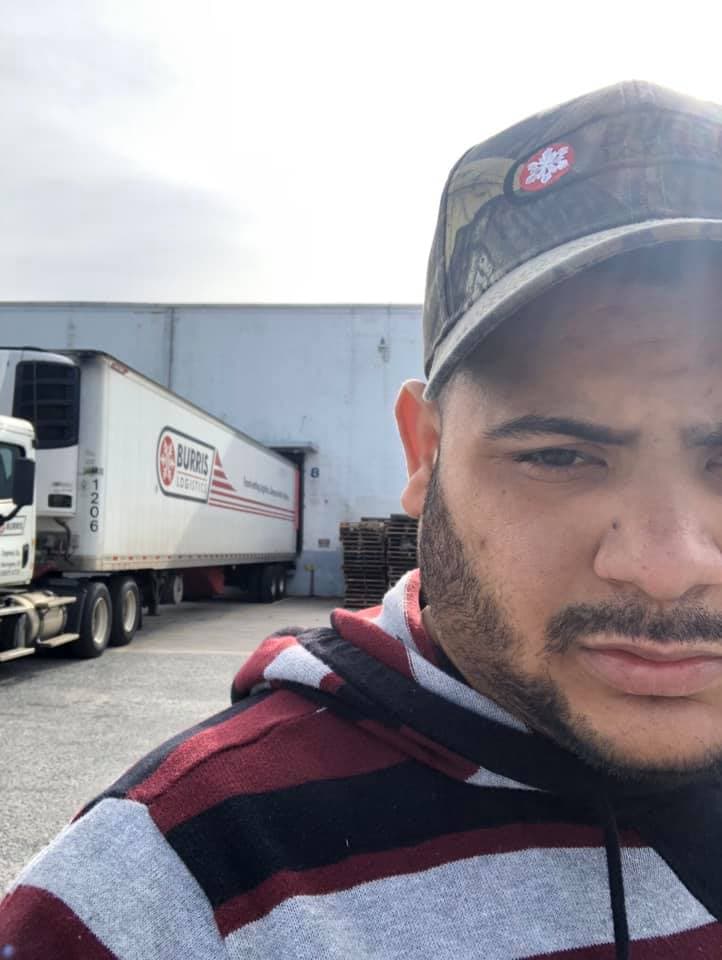 Yonyon Cruz, transporta comidas congeladas desde Delaware hacia Nueva York y Nueva Jersey.