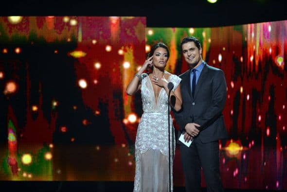 Zuleyka Rivera y Diogo Morgado, protagonista de la cinta "Son of God", anunciaron a la ganadora de la categoría Solista o Grupo Pop Revelación del Año.