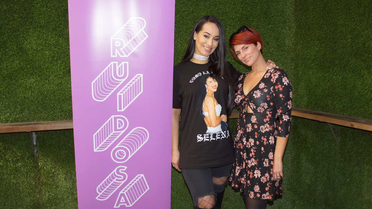 La Mala junto a Fernanda Ulibarri, músico y corresponsal de Uforia Music en Girlschool LA.