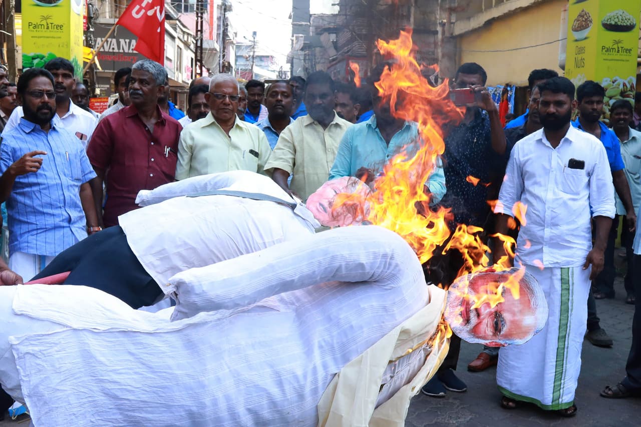 Miembros de la Unión Comercial del Centro de India, el principal sindicato procomunista del país asiático, quemaron muñecos de Trump y Modi a propósito de la visita del mandatario estadounidense.