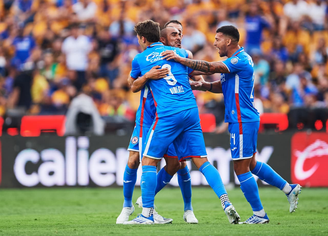 En la agonía del partido Cruz Azul se llevó el triunfo del Universitario de Nuevo León al derrotar a los Tigres.