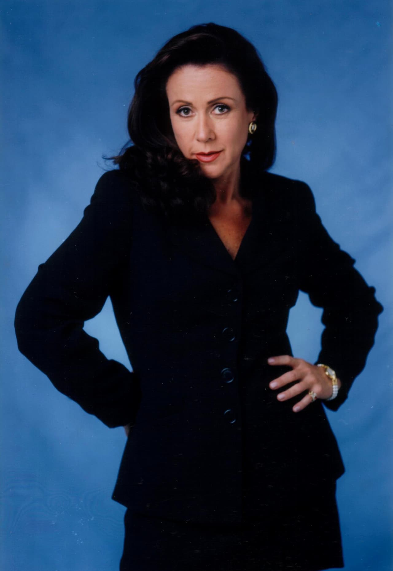 Por su parte, Laura Zapata inició su carrera actoral desde los años 70 en cine, teatro y televisión. En 1987 se convirtió en una inolvidable villana en la telenovela 
<b>'Rosa Salvaje'</b>, su actuación le valió ganarse el 
<b>Premio TVyNovelas</b> de su categoría.