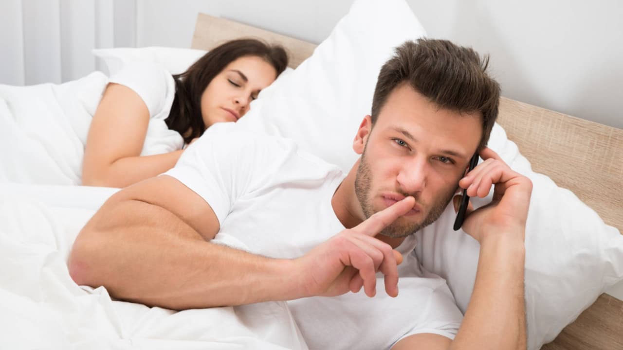 Señales de que tu pareja te está siendo infiel y cómo sobrevivir a un engaño