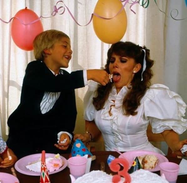 Las diferencias entre Verónica Castro y su hijo Cristian han existido desde siempre, expresó hace poco el cantante. Sin embargo, un controversial enfrentamiento se hizo público en septiembre pasado cuando Yolanda Andrade dio a conocer que el cantante había golpeado a su madre.