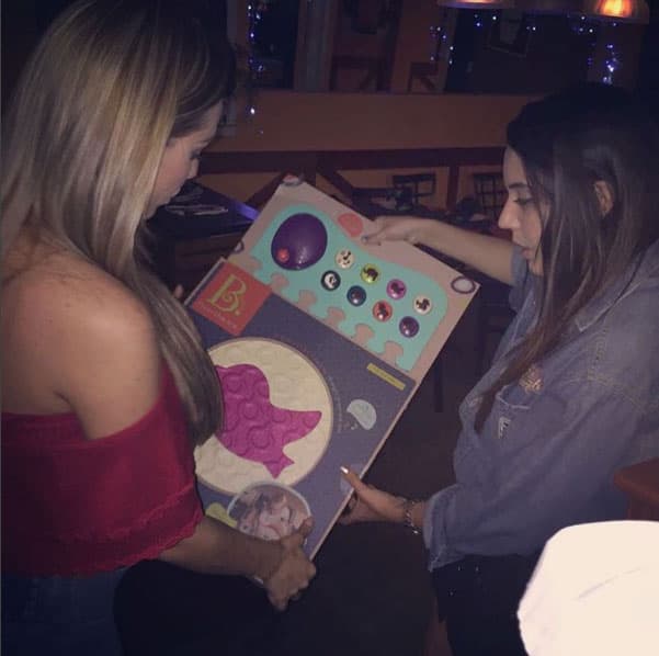 Nicole y Marjorie jugaban con algunos de los regalos que recibió el bebé.