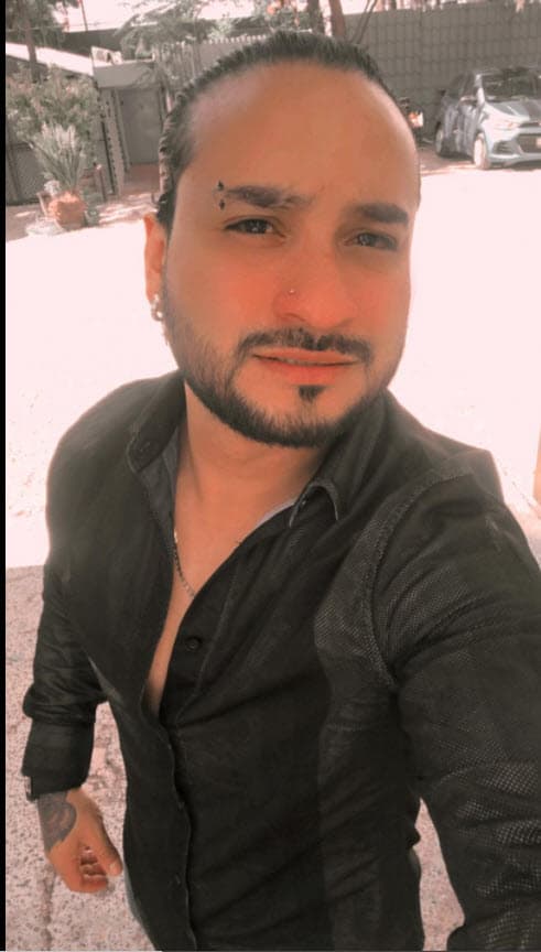 El 
<b><a href="https://www.facebook.com/profile.php?id=100038917935877&sk=photos_by" target="_blank">vocalista Los Valedores de la Sierra, Marcos Estrada</a></b>, sufrió un aparatoso accidente la madrugada del pasado lunes 13 de septiembre cuando circulaba en un libramiento en la ciudad de León, Guanajuato.