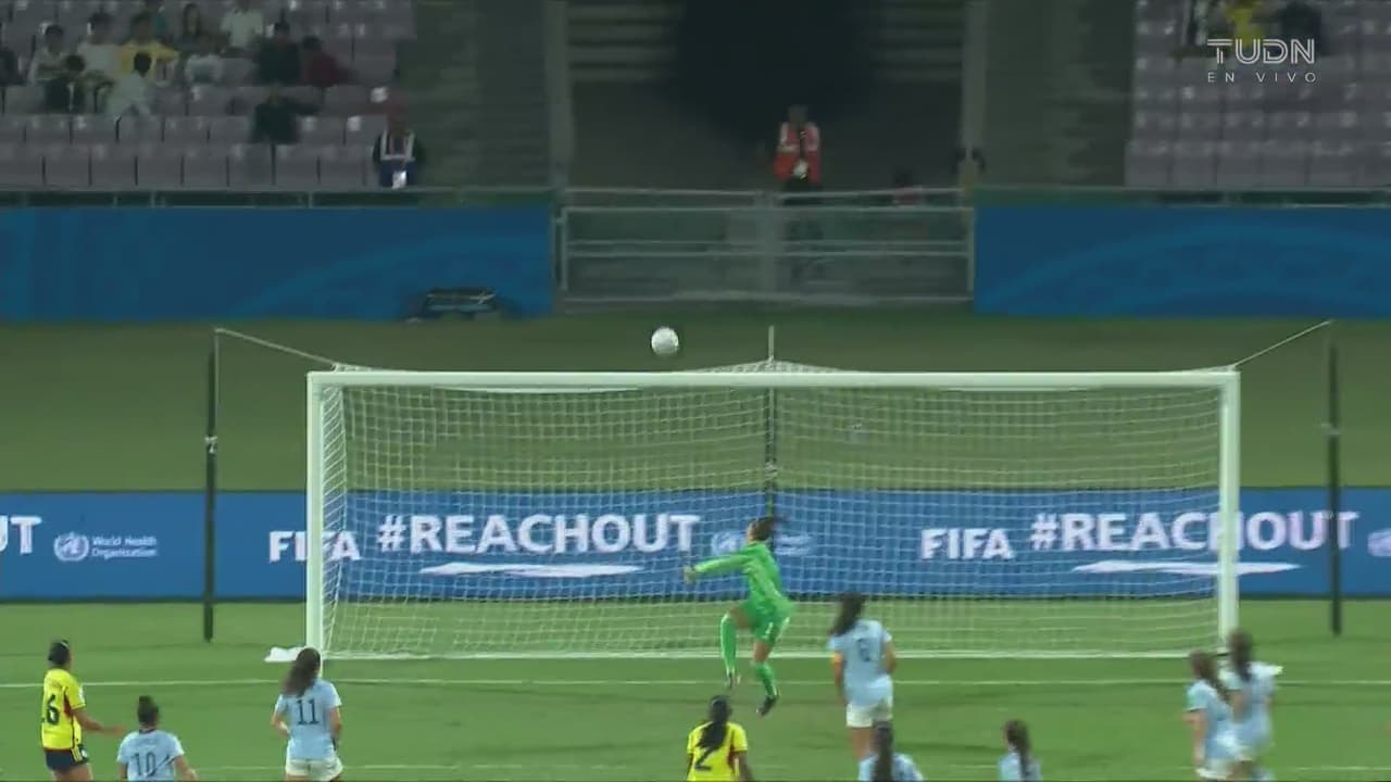 ¡Ceeerca Colombia! Gran disparo de Natalia Hernández que se va fuera