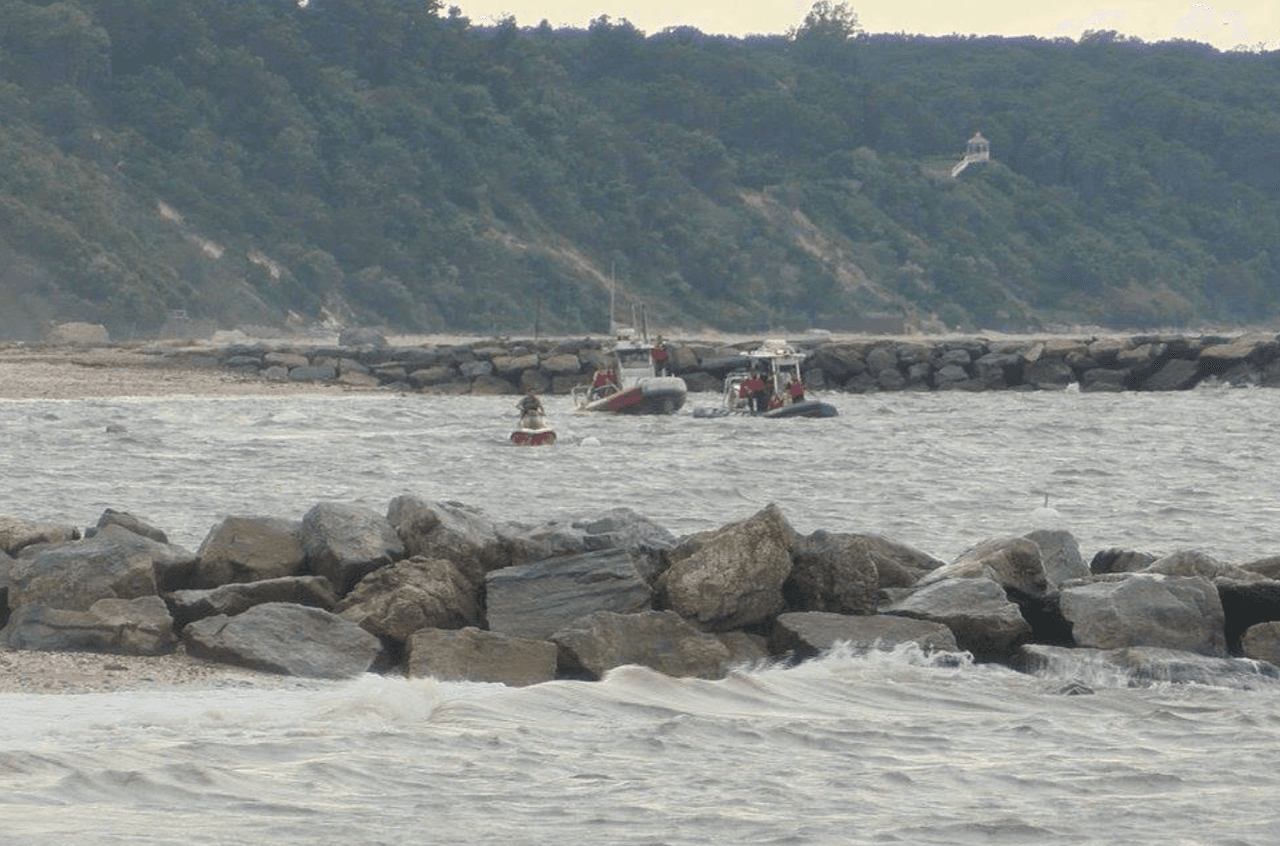 Una ola arrastró a la muerte a dos ecuatorianos en Long Island