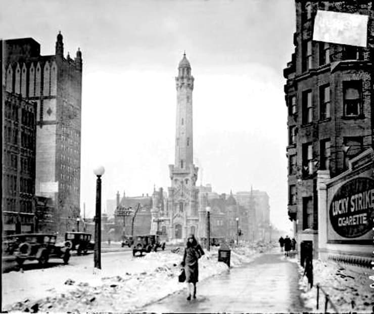 Vista de la 
<a href="https://www.univision.com/local/chicago-wgbo/llevan-a-cabo-simulacro-de-tiroteo-cerca-de-water-tower-en-el-centro-de-chicago">Chicago Water Tower</a>, ubicada en 806 North Michigan Avenue. La foto es de 1927.
