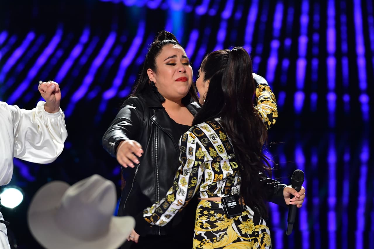 Natti Natasha también quiso darle un abrazo. Antes le había dicho: "Esa es la belleza que realmente cuenta, la de adentro hacia afuera".