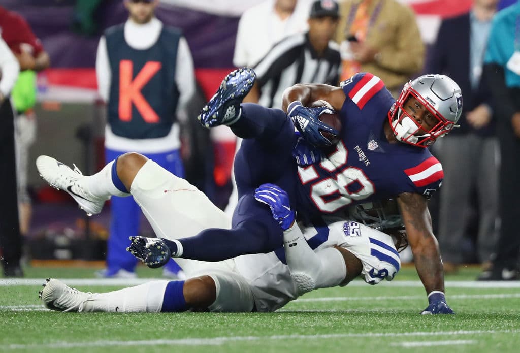 Restando 1:34 en la primera mitad, los Pats aumentaron su ventaja con un pase de 6 yardas de Brady a James White para poner la pizarra 21-3. Stephen Gostkowski añadiría un gol de campo para el 24-3.
